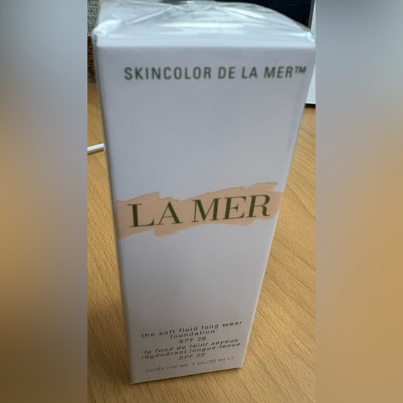 La Mer Soft Fluid Long Wear Foundation SPF 20-
Color: 170 Warm Cameo - Picture 1 of 7